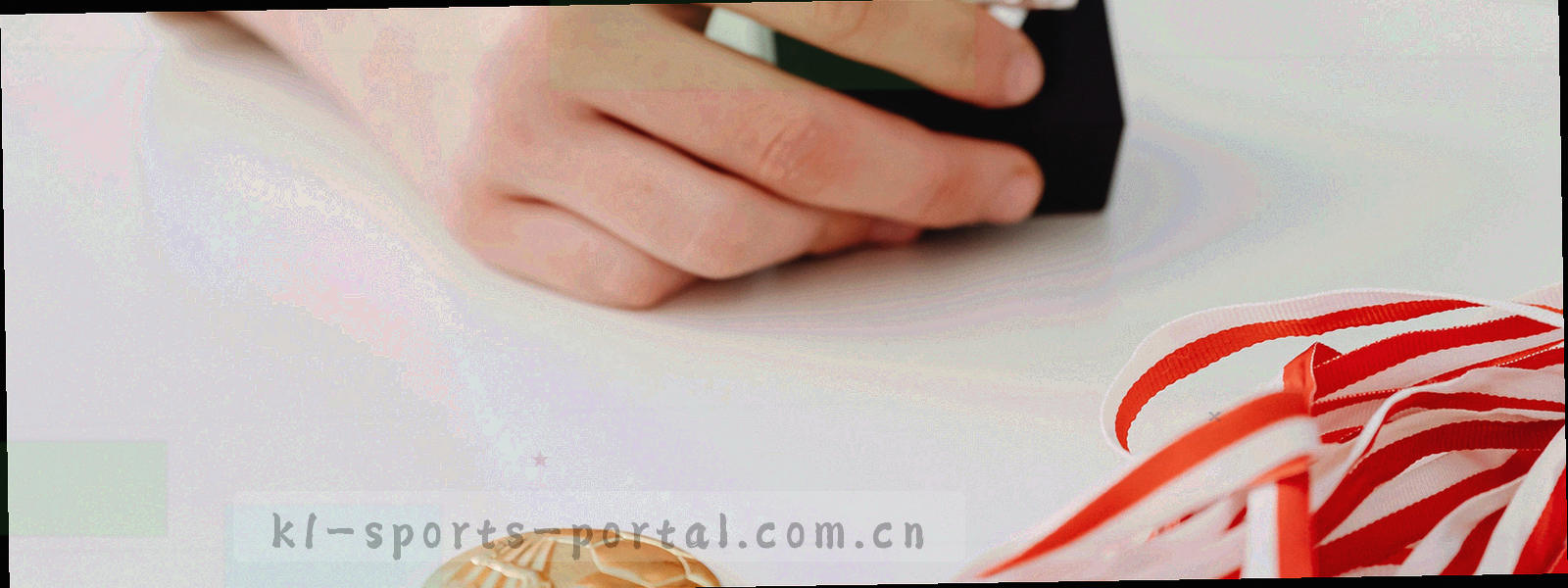 由细线与节点构成的赛季时间轴抽象图形，暖纸色与深墨色对照